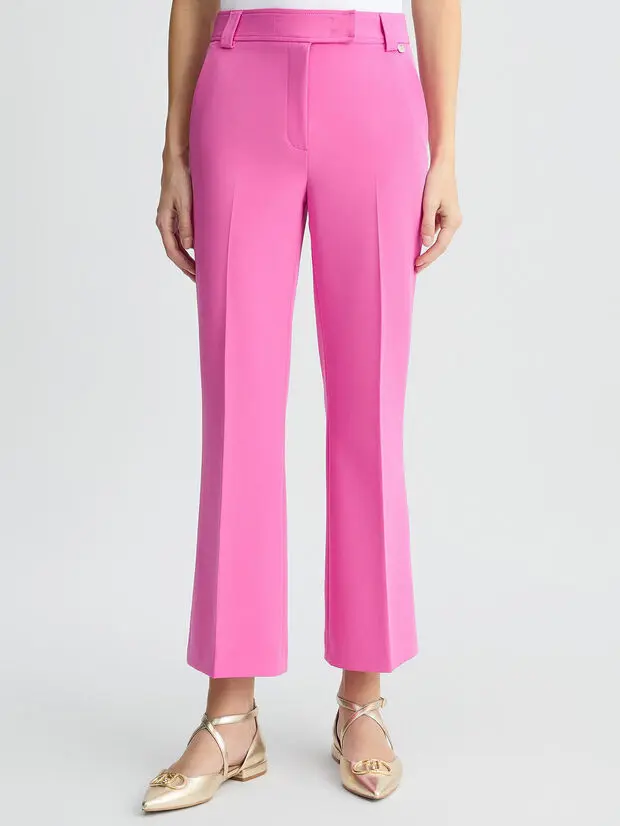Укороченные розовые брюки